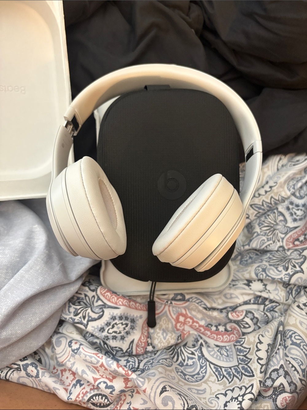 Beats by Dre Solo 4 Over-Ear Headphones in Light Gray